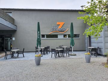 Entrance to the hotel and restaurant