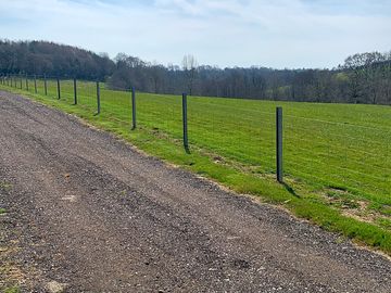 Entrance & view to the hardstanding pitches