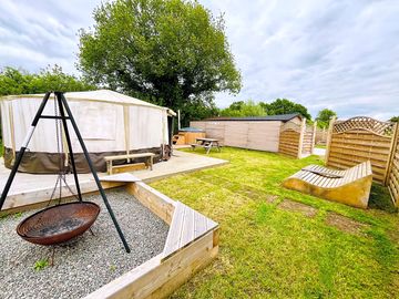 Garden with private hot tub