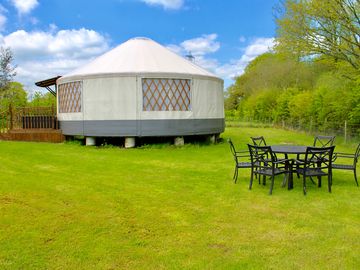 Oak yurt with garden, table, barbecue, firepit and ice bucket