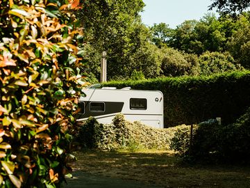 Camping-car sur un emplacement dans notre camping val fleuri © léa tavolaro