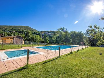 Swimming pool and paddling pool