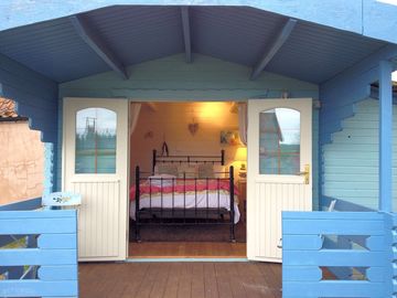 Exterior - doors open showing standard 4'6" bed