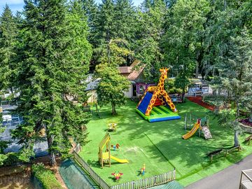 Aire de jeux extérieure pour les enfants au sein du camping.