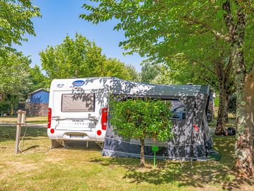 Caravane sur un emplacement du camping ATC Routes du Monde à Arcachon La Hume © Marine Monteils