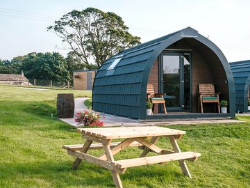 Elbolton pod and picnic seating