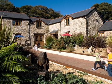 Tresooth Courtyard - Country View Cottages
