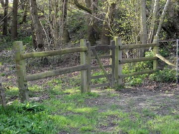 Gate to footpath (added by manager 14 Apr 2015)
