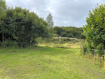 Three fenced fields to choose from (added by manager 27 Aug 2021)