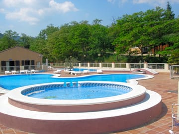 The swimming pool includes a paddling area for children (added by manager 02 Dec 2015)