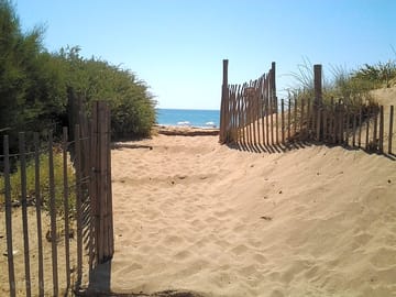Direct beach access from the campsite (added by manager 21 May 2015)