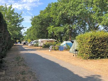 Emplacement caravane - tente proche des sanitaires