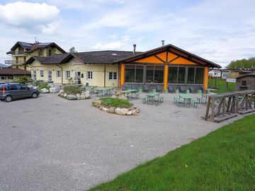 Bar and restaurant building