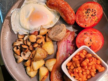 Full breakfast in the morning. booking advisable