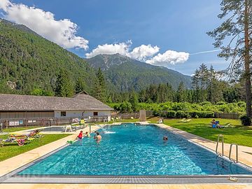 Swimming pool and splash pool