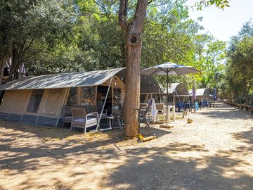 Side view of the lodge luxury tent