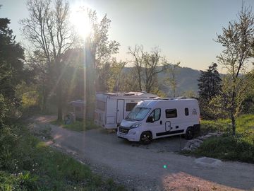 Camper e van parcheggiati nella piazzola più in alto