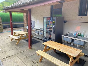 Washing-up sink and vending machine