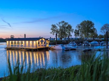 Restaurant on a houseboat