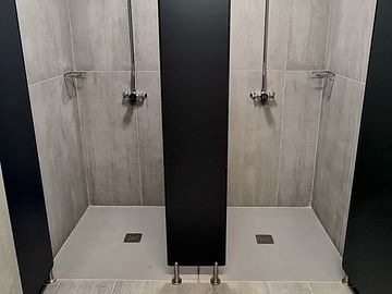 Duchas individuales con puertas. disponen de agua caliente