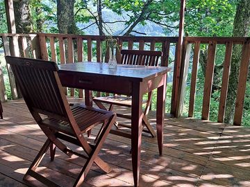 Terrasse d'une tente forestière