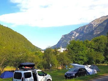 Emplacements 28 et 29. Vue village et lac. Spacieux.