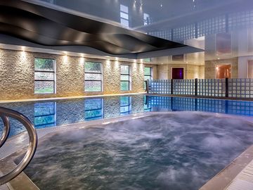 Swimming pool and jacuzzi on site