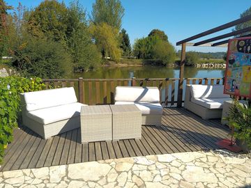 For large and small appetites, the terrace of the snack overlooking the lake welcomes you.