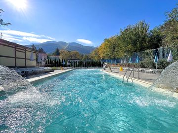 Thermal-water swimming pool with jets