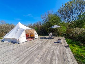 Drain Du bell tent on the platform