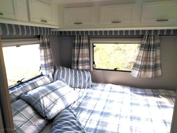 Super-kingsize bed