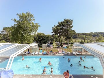 Swimming pool with retractable roof