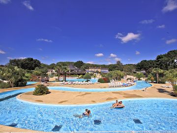 Let yourself drift in the river of the aqua park