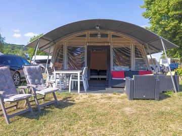 Front view lodge de luxe tent