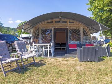 Front view Lodge de Luxe tent