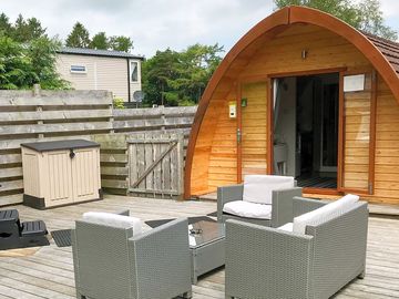 Outdoor seating, barbecue and hot tub