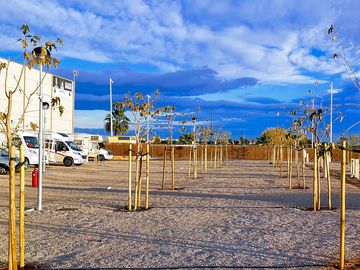 Parcelas de 60 m2 con toma de agua potable y desagüe en parcela para el vaciado de aguas grises.