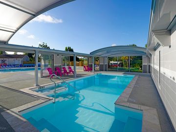 Covered pool with retractable roof