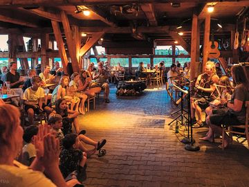 Music in the evening for the guests by the guests
