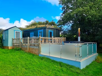 Drovers Hut, with secure decking, bathroom and hot tub