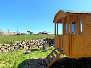 Shepherd's hut with alfresco dining and firepit