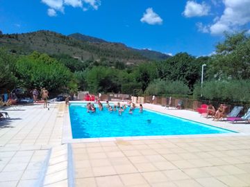 Outdoor swimming-pool