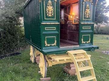 18th-century travelling prizefighters wagon