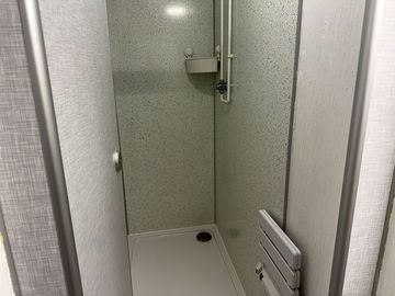 Shower with a 1,000mm x 700mm shower tray