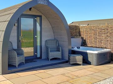 Rounton pod patio area