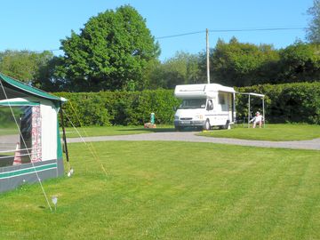 Relaxing on site, spacious camping pitches