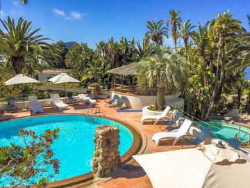 Natural thermal pools and large sunbathing terrace