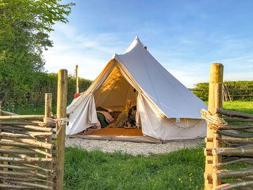 Bell tent -tglamping- wood runner - firepits - fully furnished