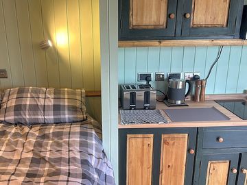 Open-plan kitchen/bedroom area