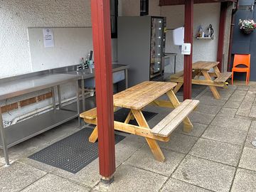 Seating and washing-up area